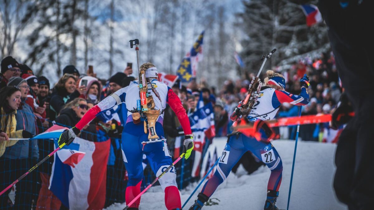 Athlètes de biathlon en course et au pas de tir devant le public