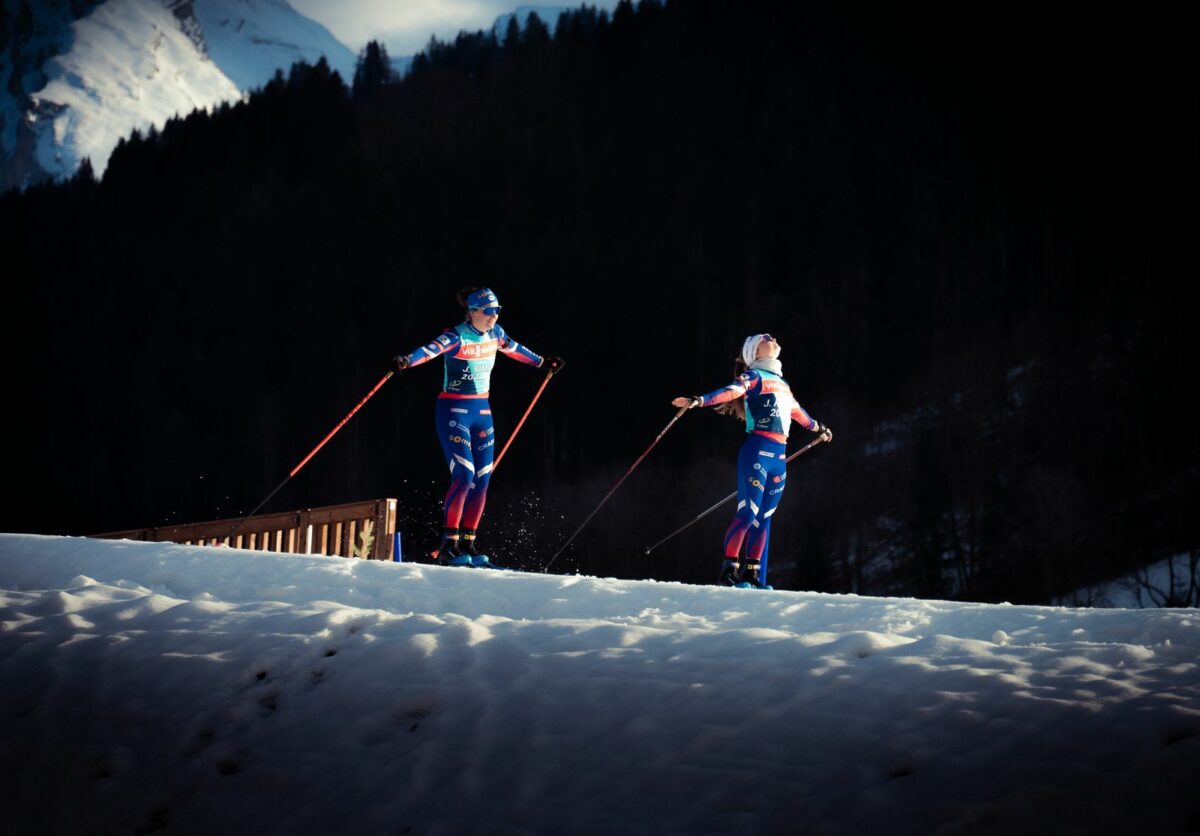 Skieurs sur une piste enneigée au Grand-Bornand, en Haute-Savoie